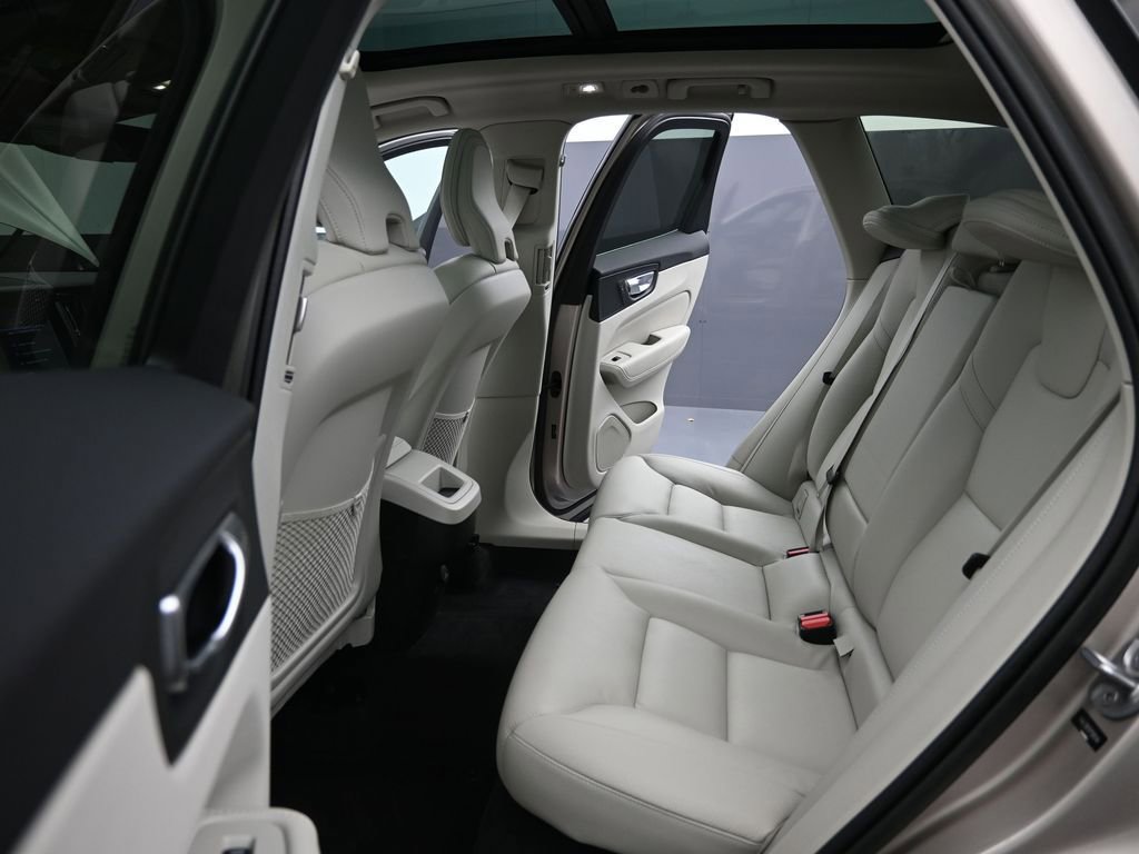 Certified 2023 Volvo XC60 B5 Plus image 21