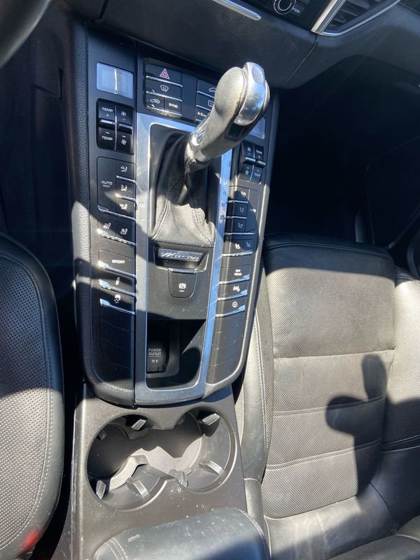 Used 2015 Porsche Macan Turbo image 18