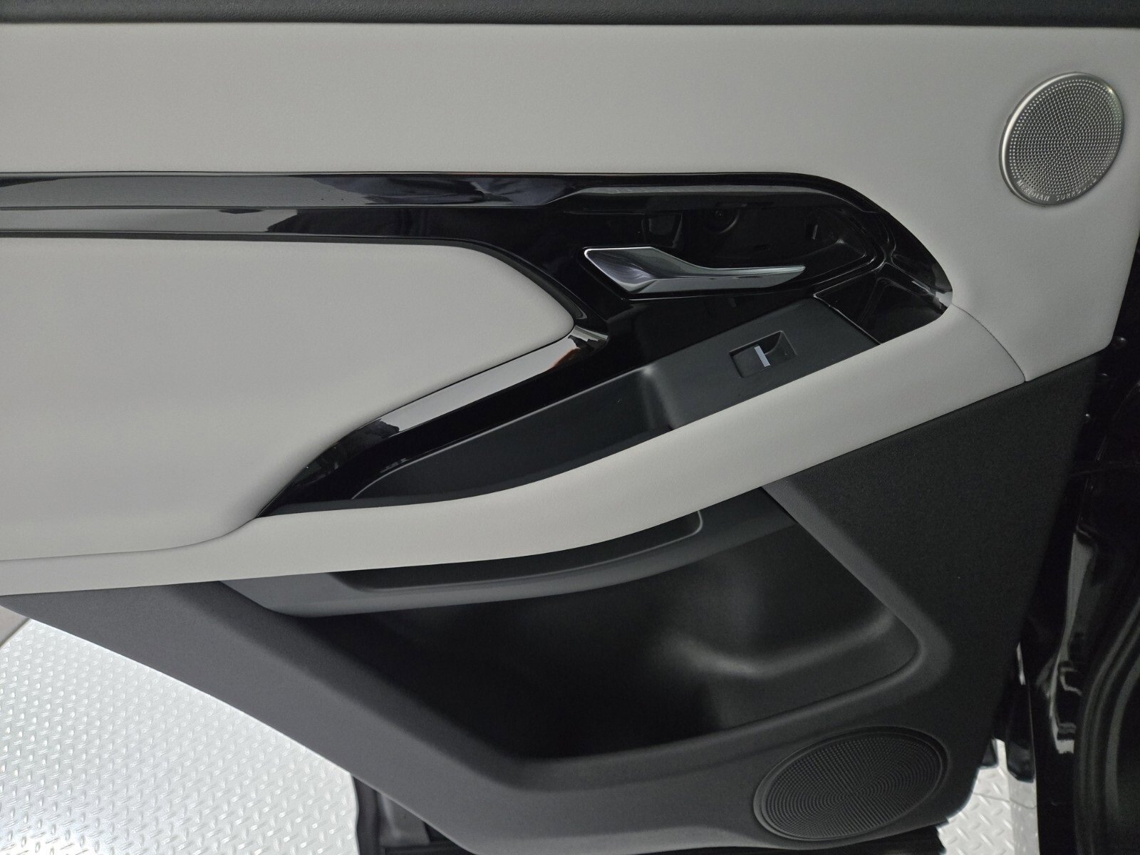 Used 2024 Land Rover Range Rover Evoque Dynamic SE image 21