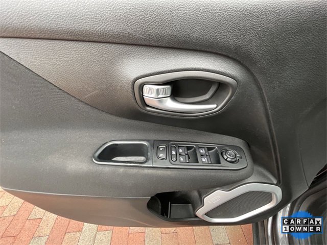 Used 2018 Jeep Renegade Latitude image 12