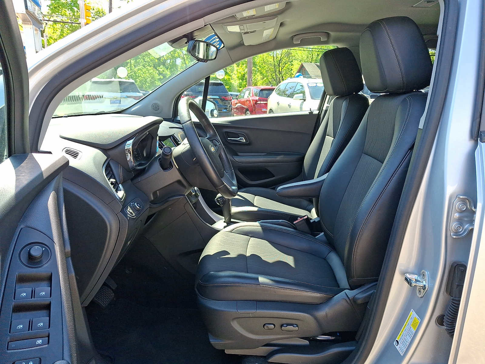 Used 2022 Chevrolet Trax LT w/ LT Convenience Package AWD/4WD image 13