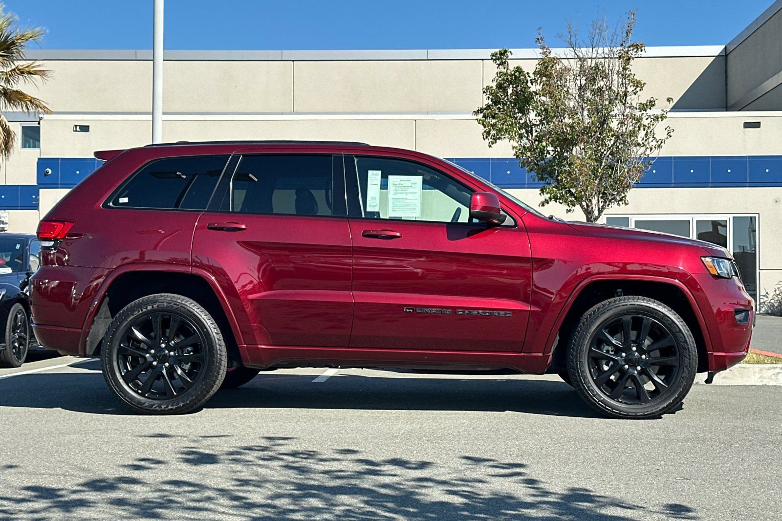 Used 2022 Jeep Grand Cherokee Laredo X AWD/4WD image 3
