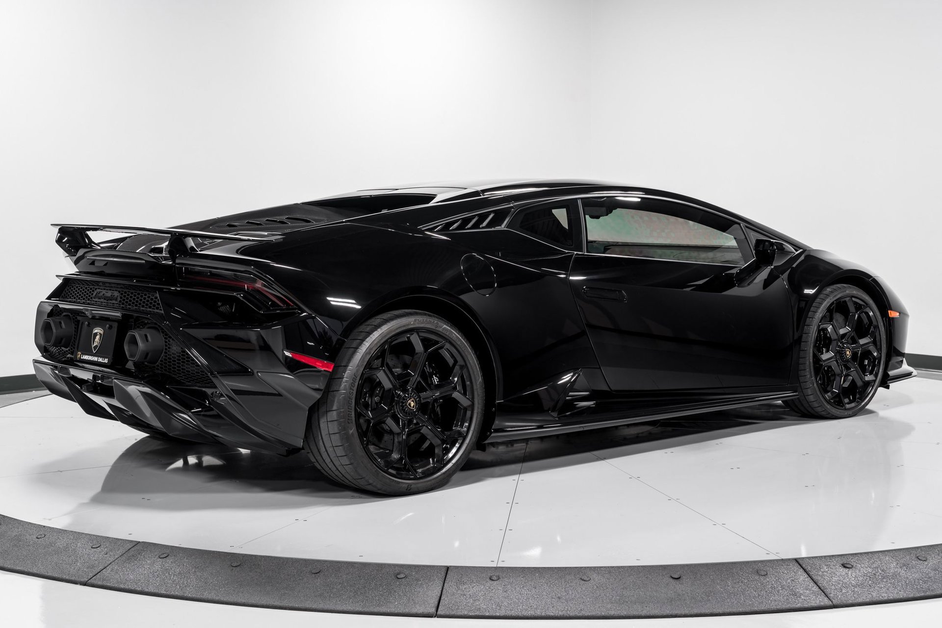 Used 2023 Lamborghini Huracan Tecnica image 3