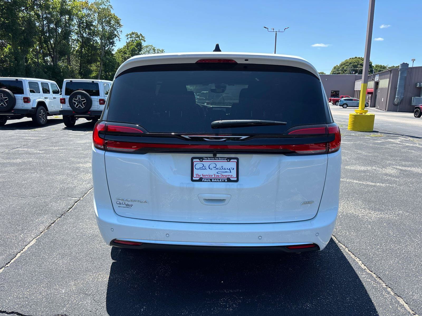 New 2027 Chrysler Pacifica Select AWD/4WD image 3