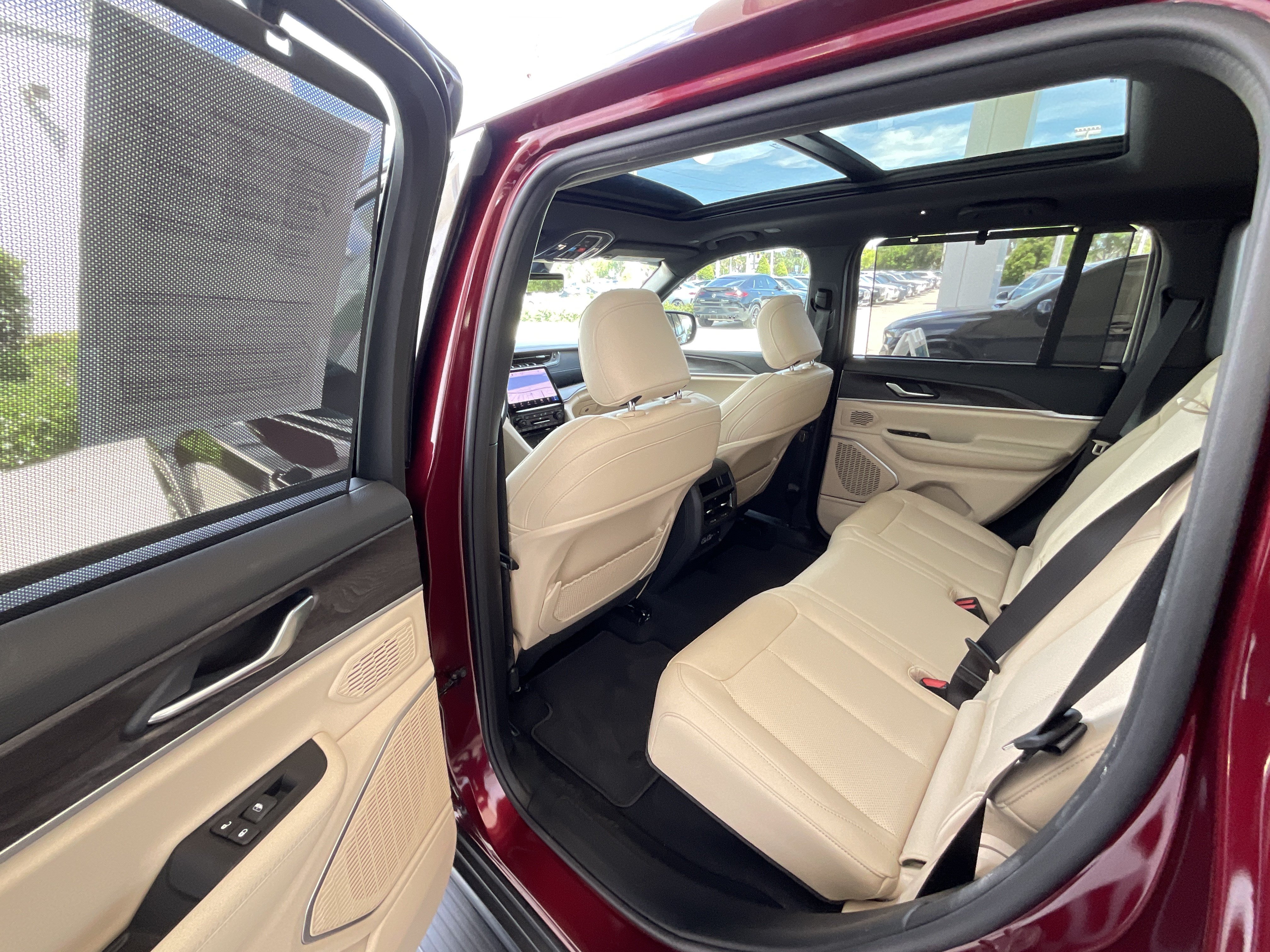 Used 2025 Jeep Grand Cherokee Limited w/ Luxury Tech Group II AWD/4WD image 22