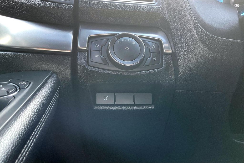 Used 2018 Ford Explorer XLT w/ Equipment Group 202A AWD/4WD image 38