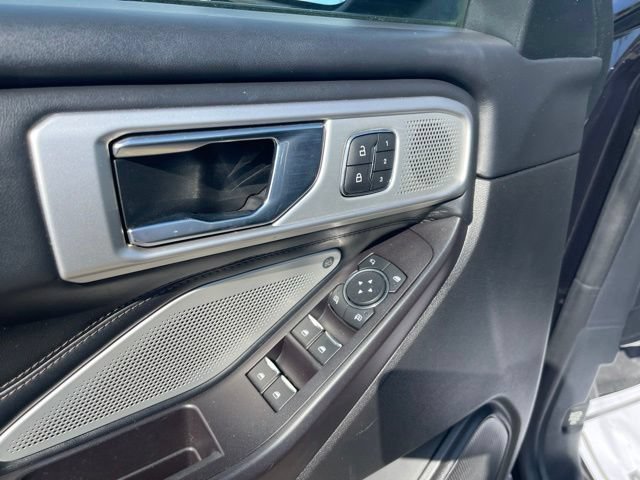 Used 2020 Ford Explorer Platinum w/ Premium Technology Package AWD/4WD image 16