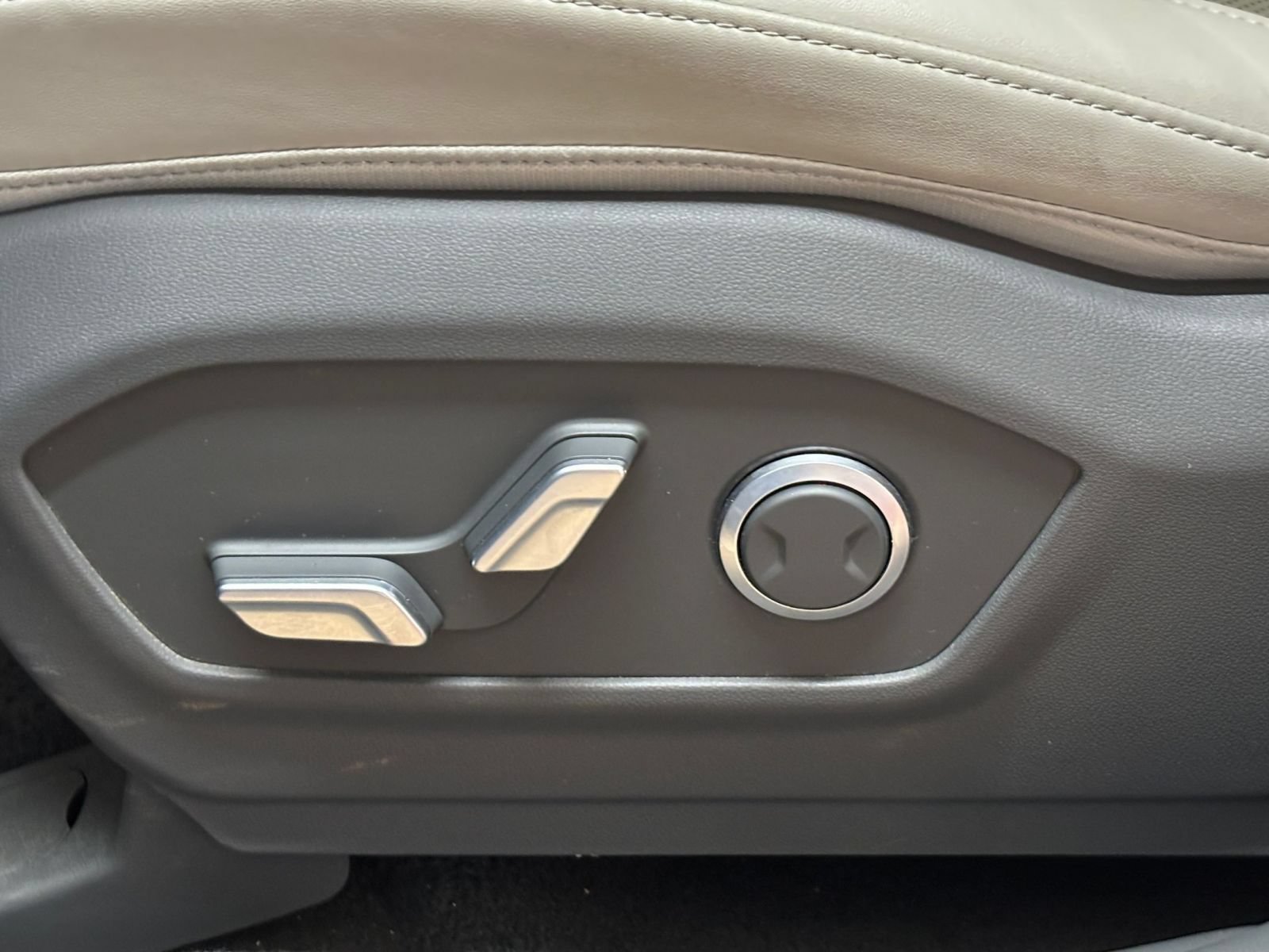 Used 2025 Hyundai Santa Fe SEL FWD image 18