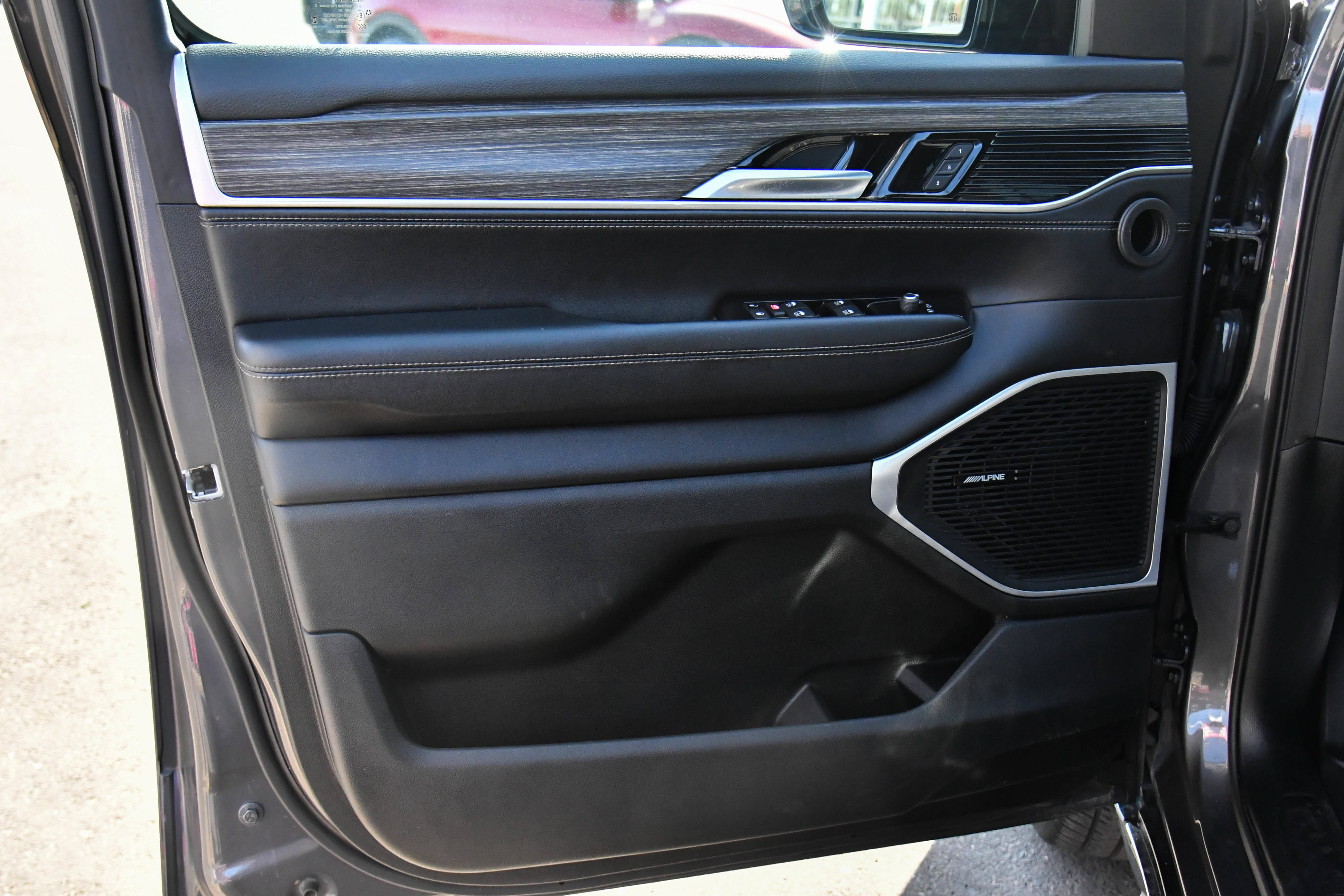 Used 2024 Jeep Wagoneer L Series II RWD image 14