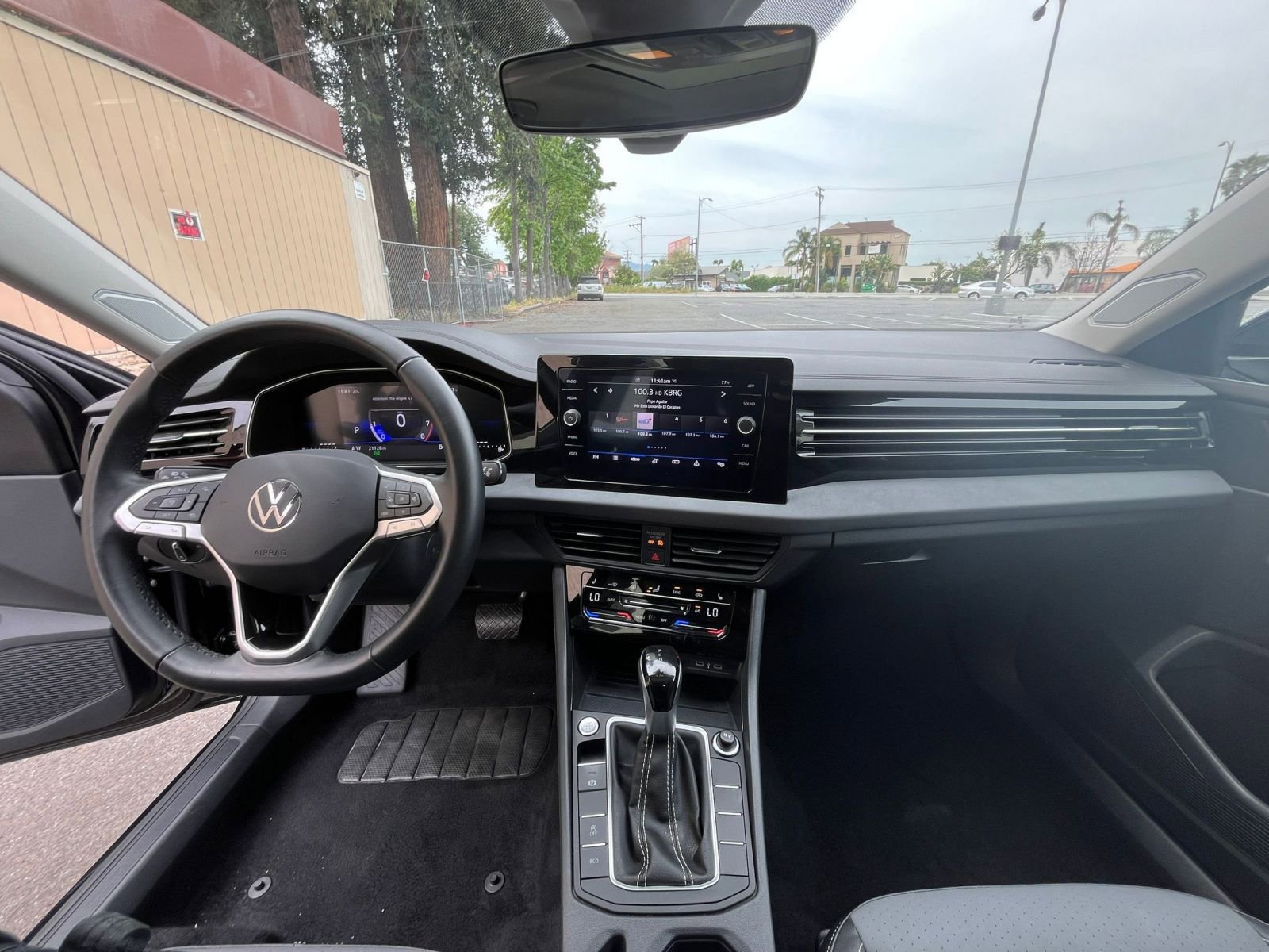 Used 2025 Volkswagen Jetta SE image 33