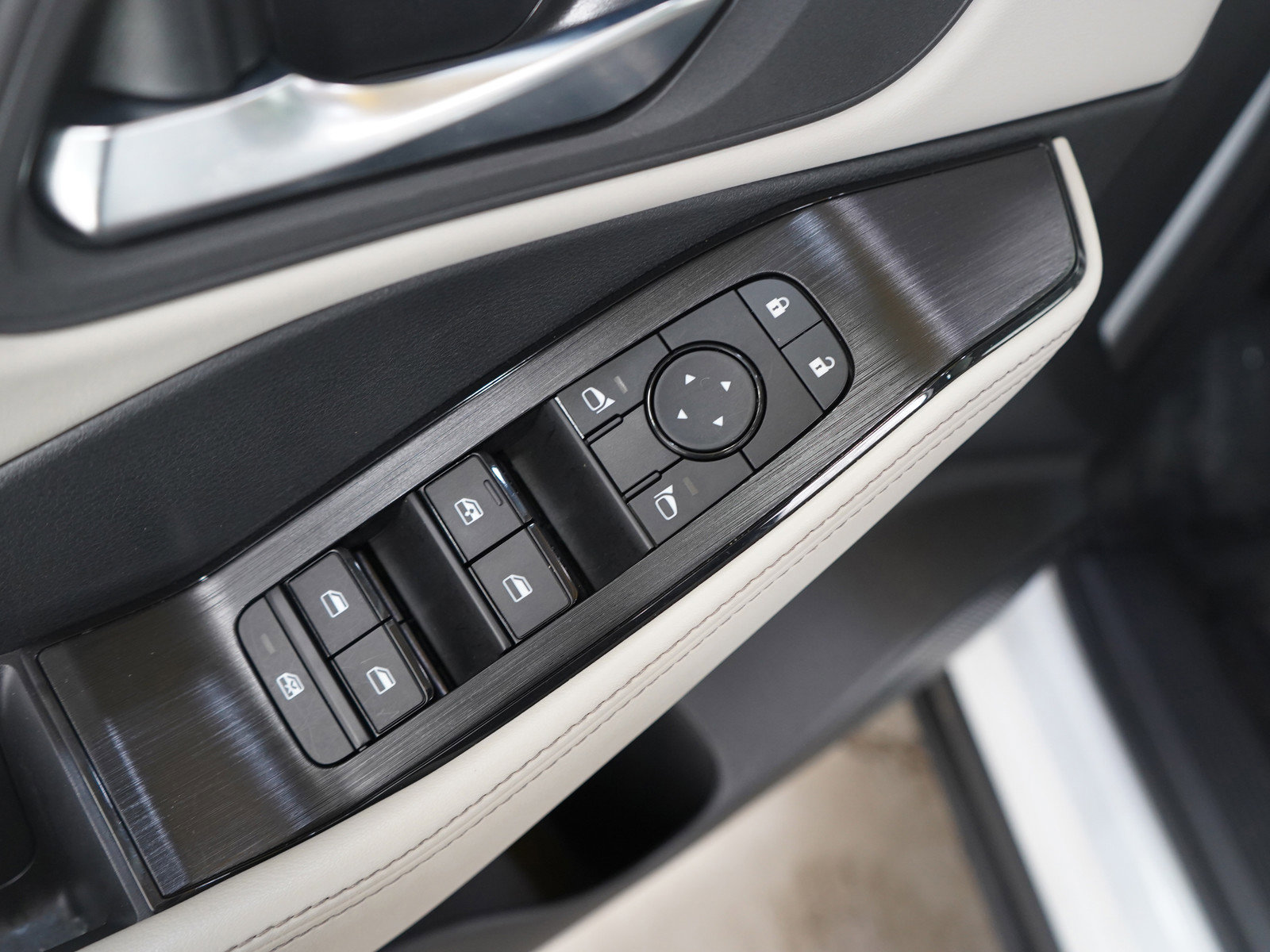 Used 2025 Nissan Rogue SV w/ SV Premium Package image 23