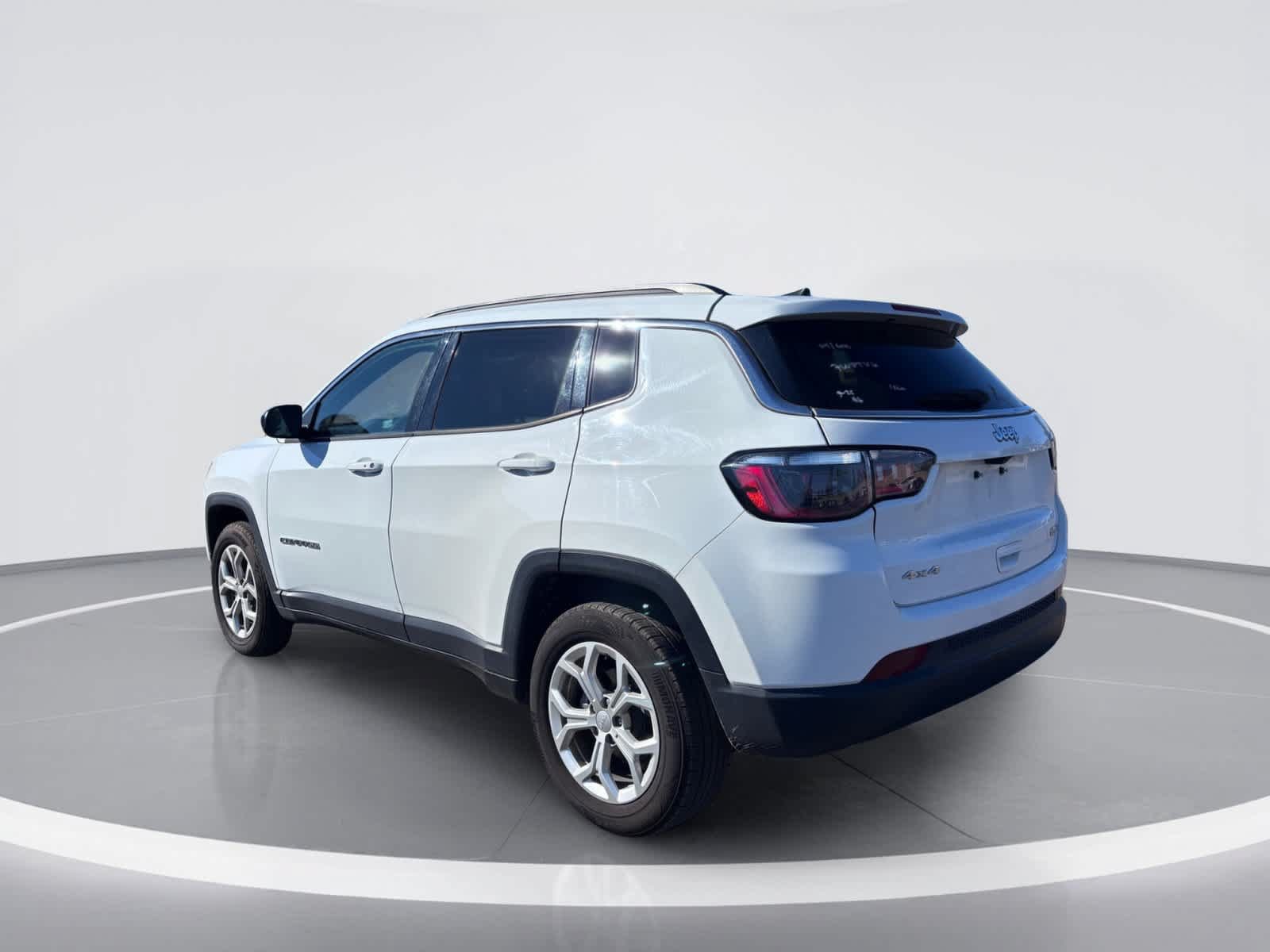 Used 2024 Jeep Compass Latitude AWD/4WD image 4