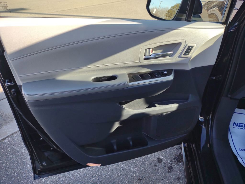 Used 2021 Toyota Sienna Limited image 10