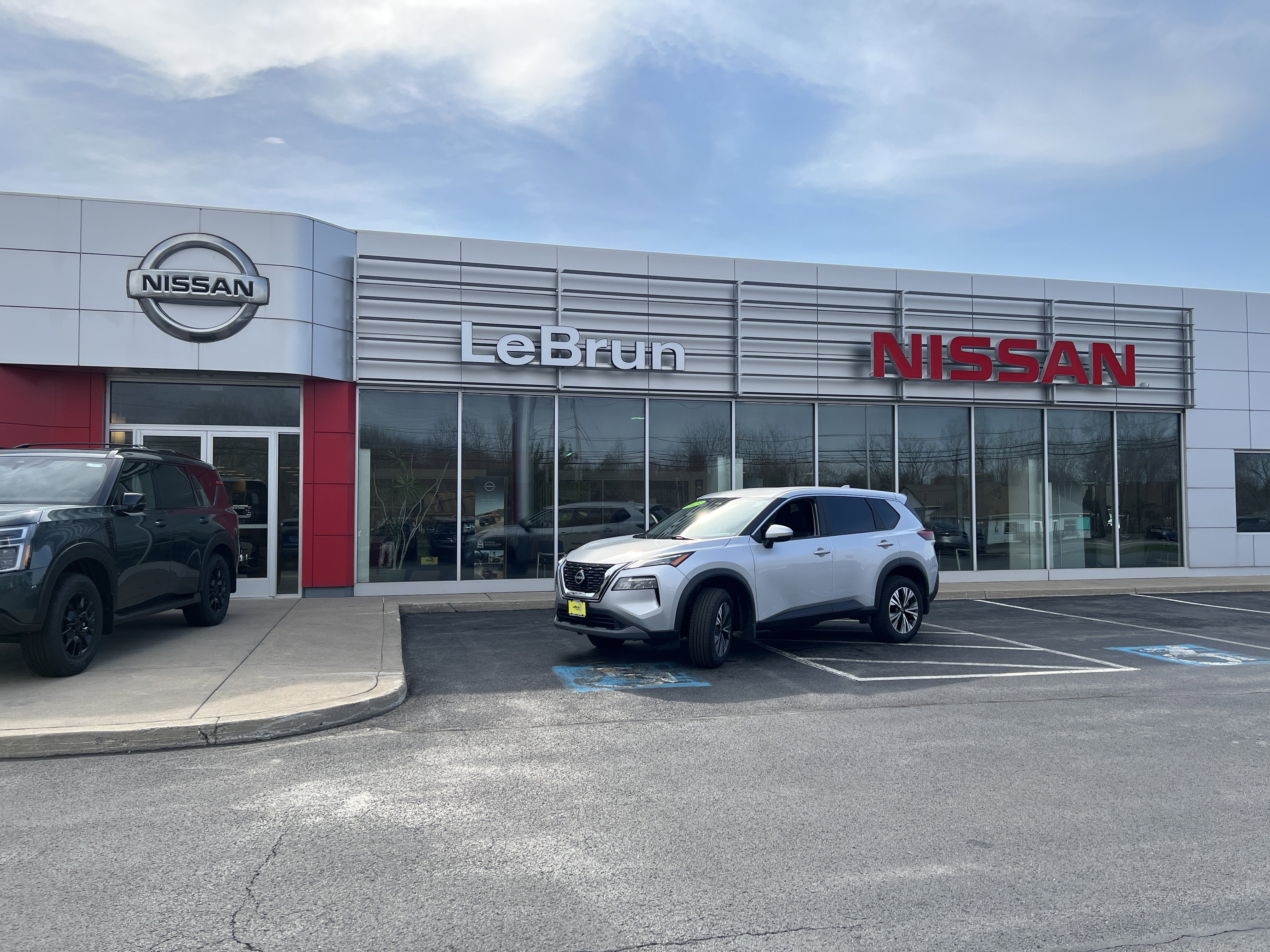 Used 2023 Nissan Rogue SV image 1