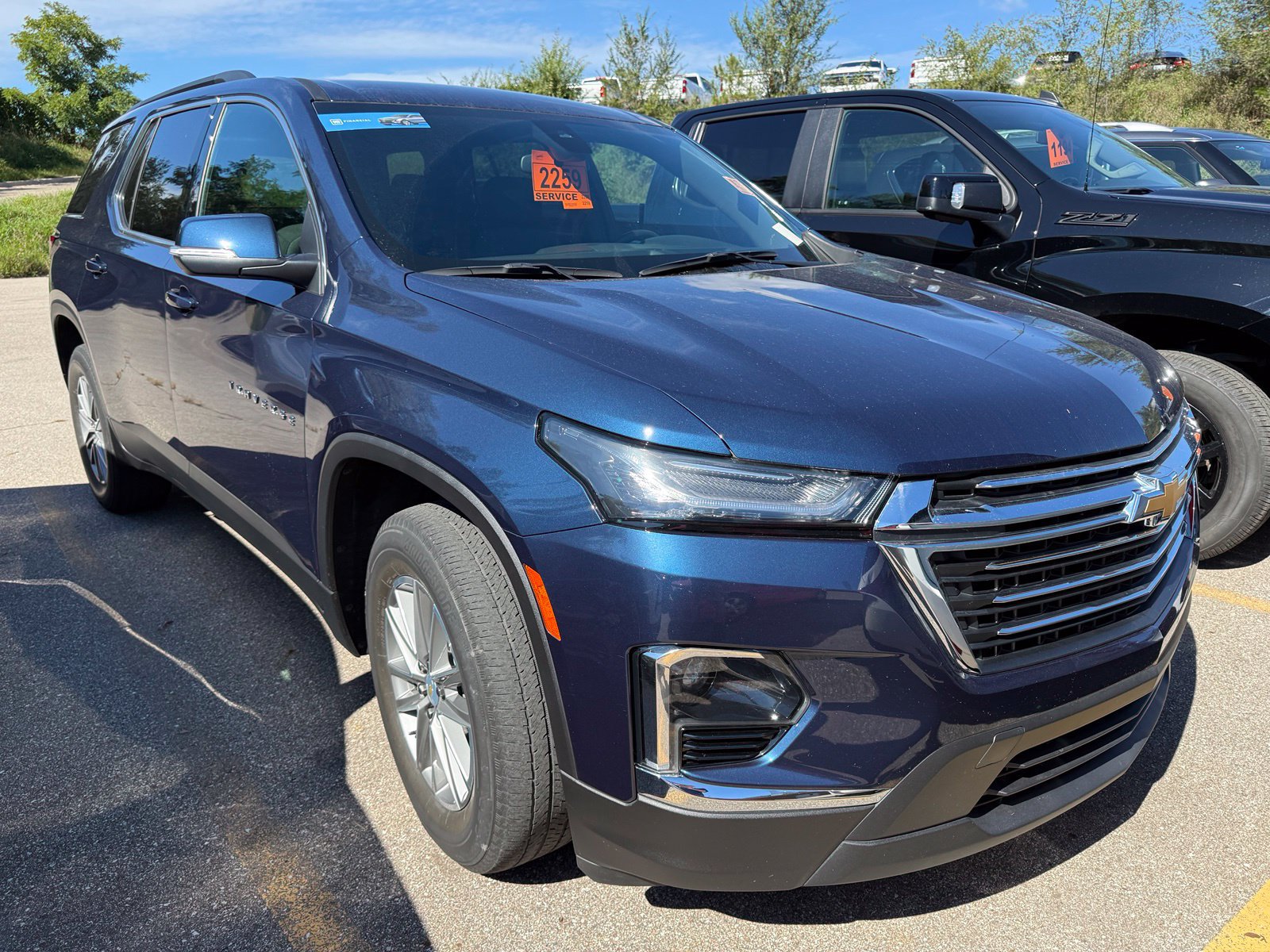 Used 2023 Chevrolet Traverse LT FWD image 1