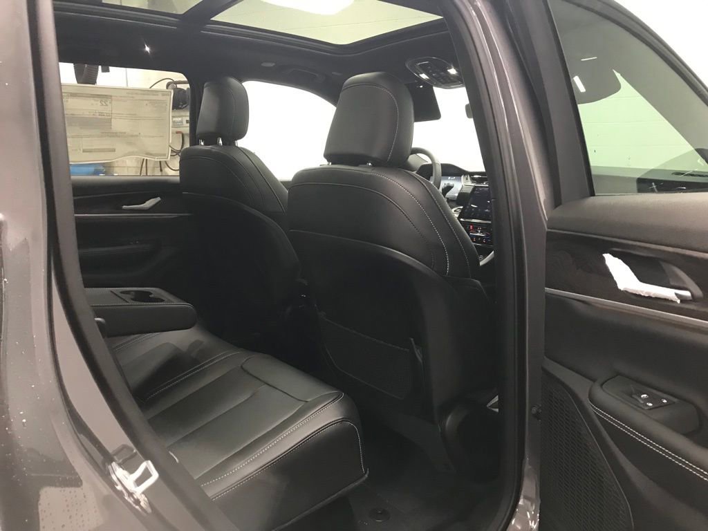 New 2025 Jeep Grand Cherokee Limited image 38