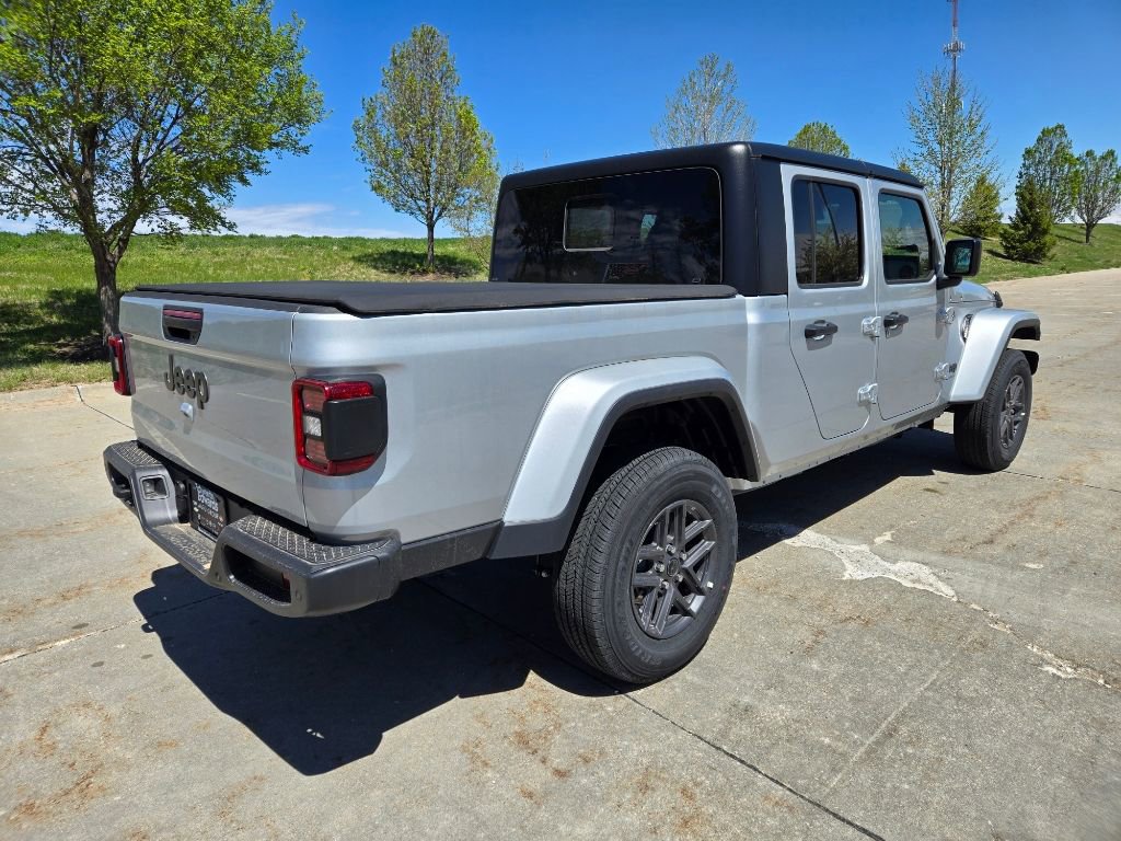 Used 2024 Jeep Gladiator Sport image 3