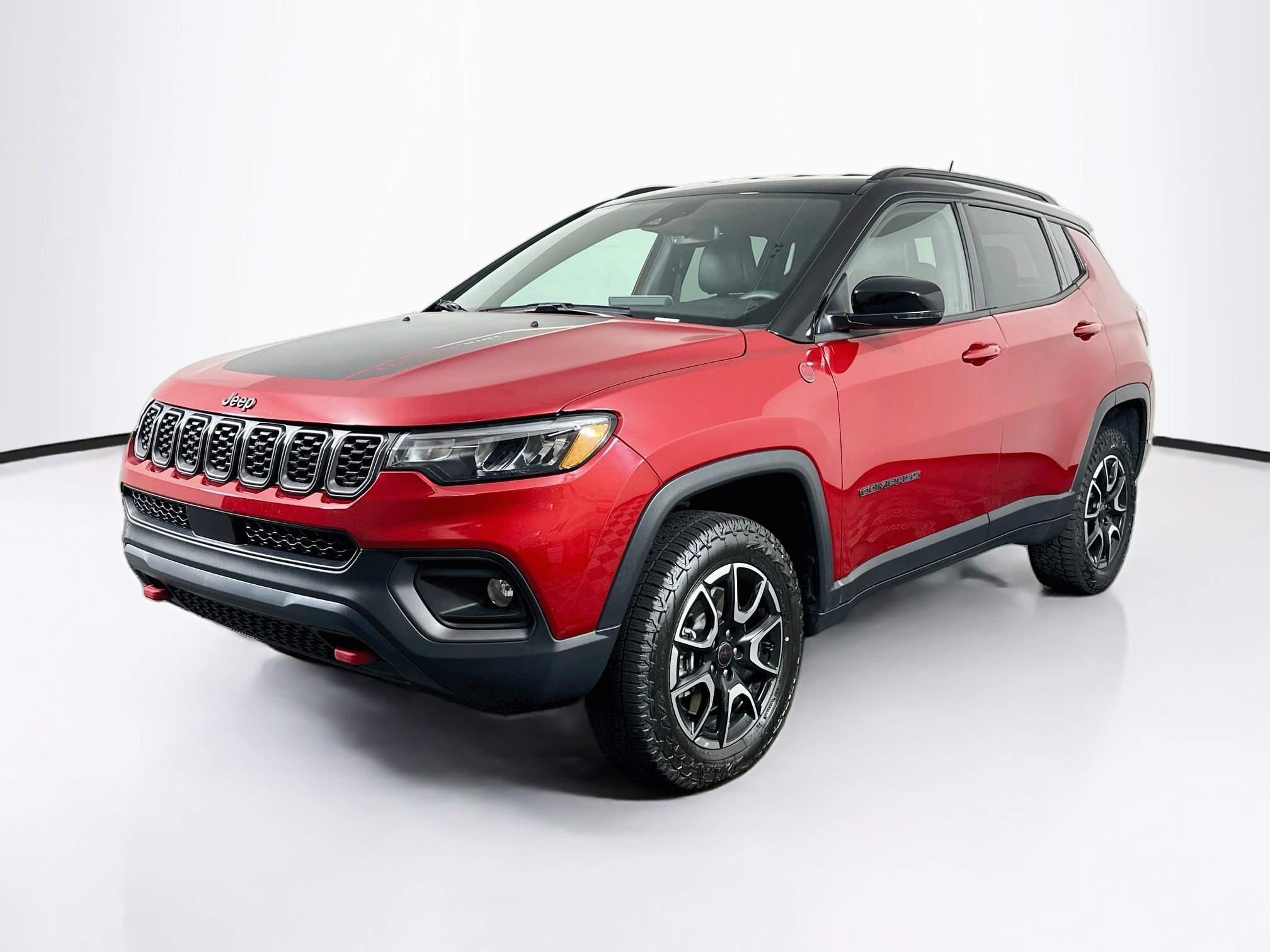 Used 2025 Jeep Compass Trailhawk AWD/4WD image 3