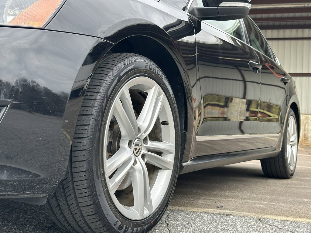 Used 2015 Volkswagen Passat 1.8T SEL Premium image 12