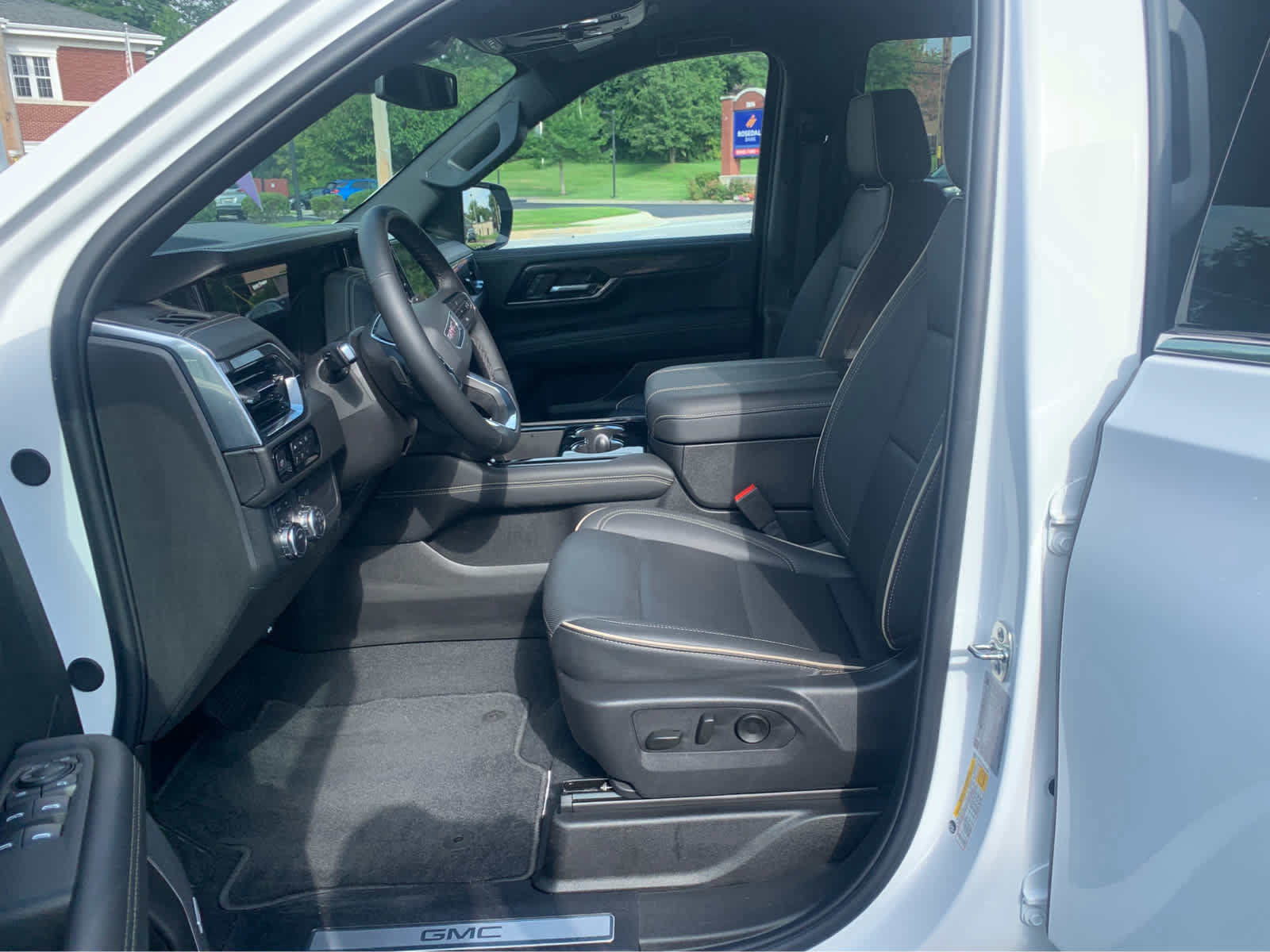 Used 2025 GMC Yukon Elevation AWD/4WD image 12