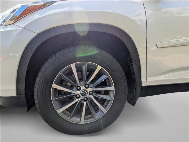 Used 2019 Toyota Highlander XLE AWD/4WD image 14
