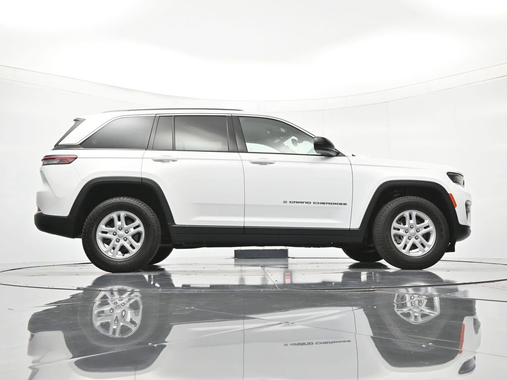 Used 2023 Jeep Grand Cherokee Laredo RWD image 38