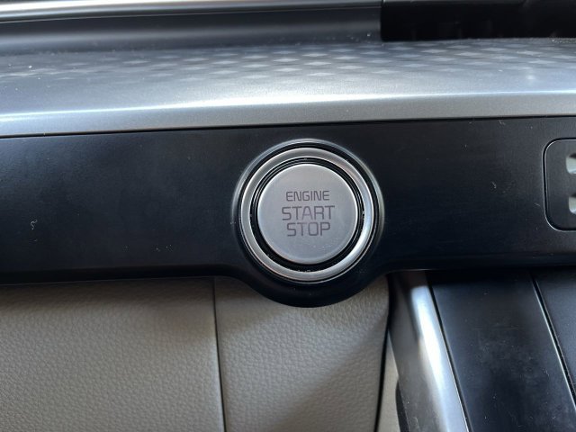 Used 2022 Kia Carnival LX FWD image 17