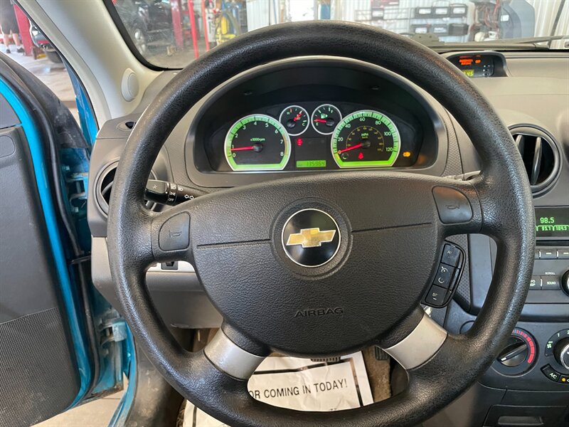 Used 2009 Chevrolet Aveo5 LT FWD image 9
