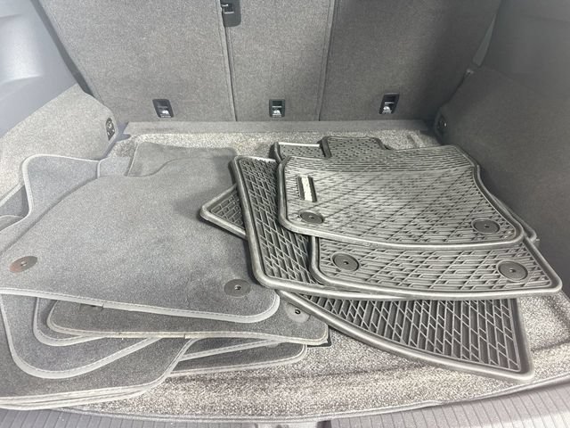 Used 2018 Volkswagen Tiguan SEL AWD/4WD image 33