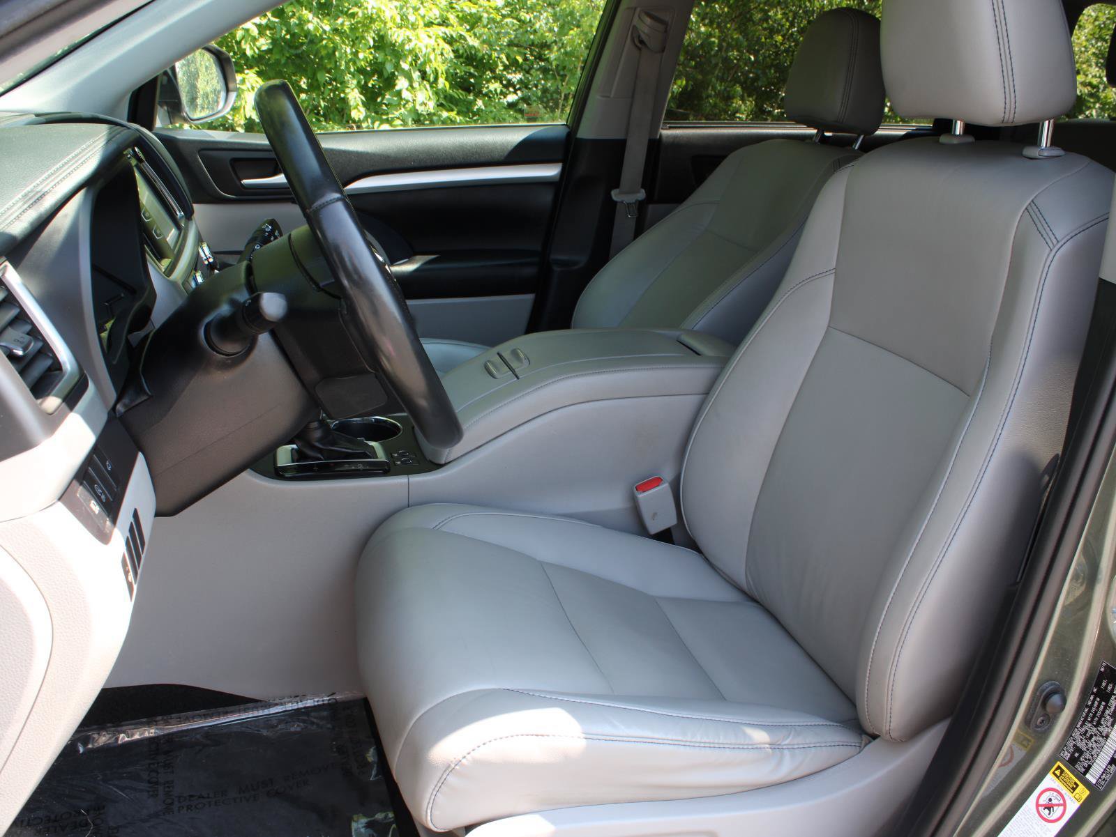 Used 2019 Toyota Highlander XLE AWD/4WD image 17