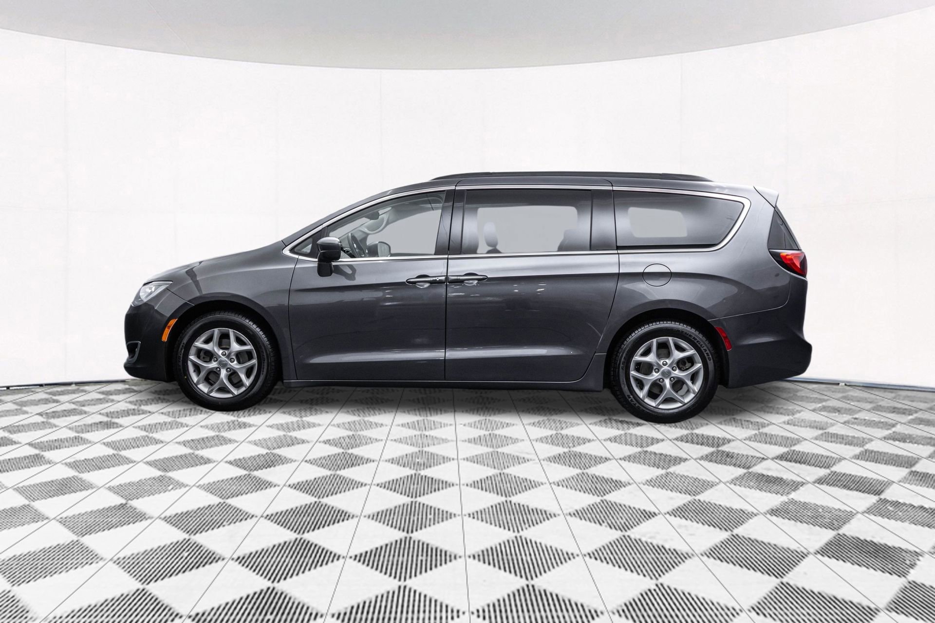 Used 2019 Chrysler Pacifica Touring Plus w/ Tire & Wheel Group image 7