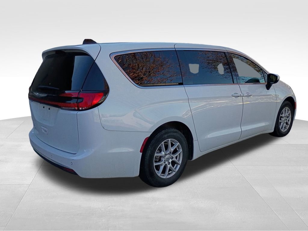 Used 2023 Chrysler Pacifica Touring-L image 5