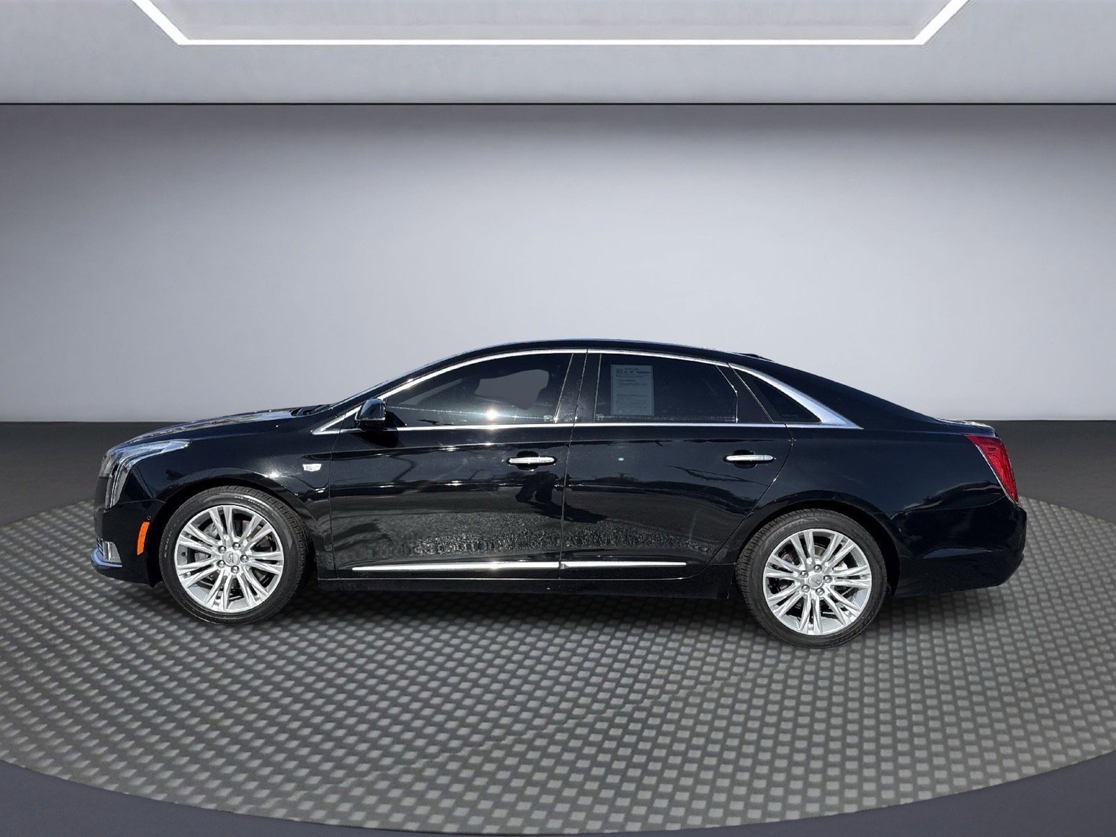 Used 2019 Cadillac XTS Luxury image 3