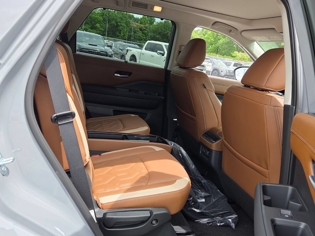 New 2026 Nissan Pathfinder Platinum FWD image 13