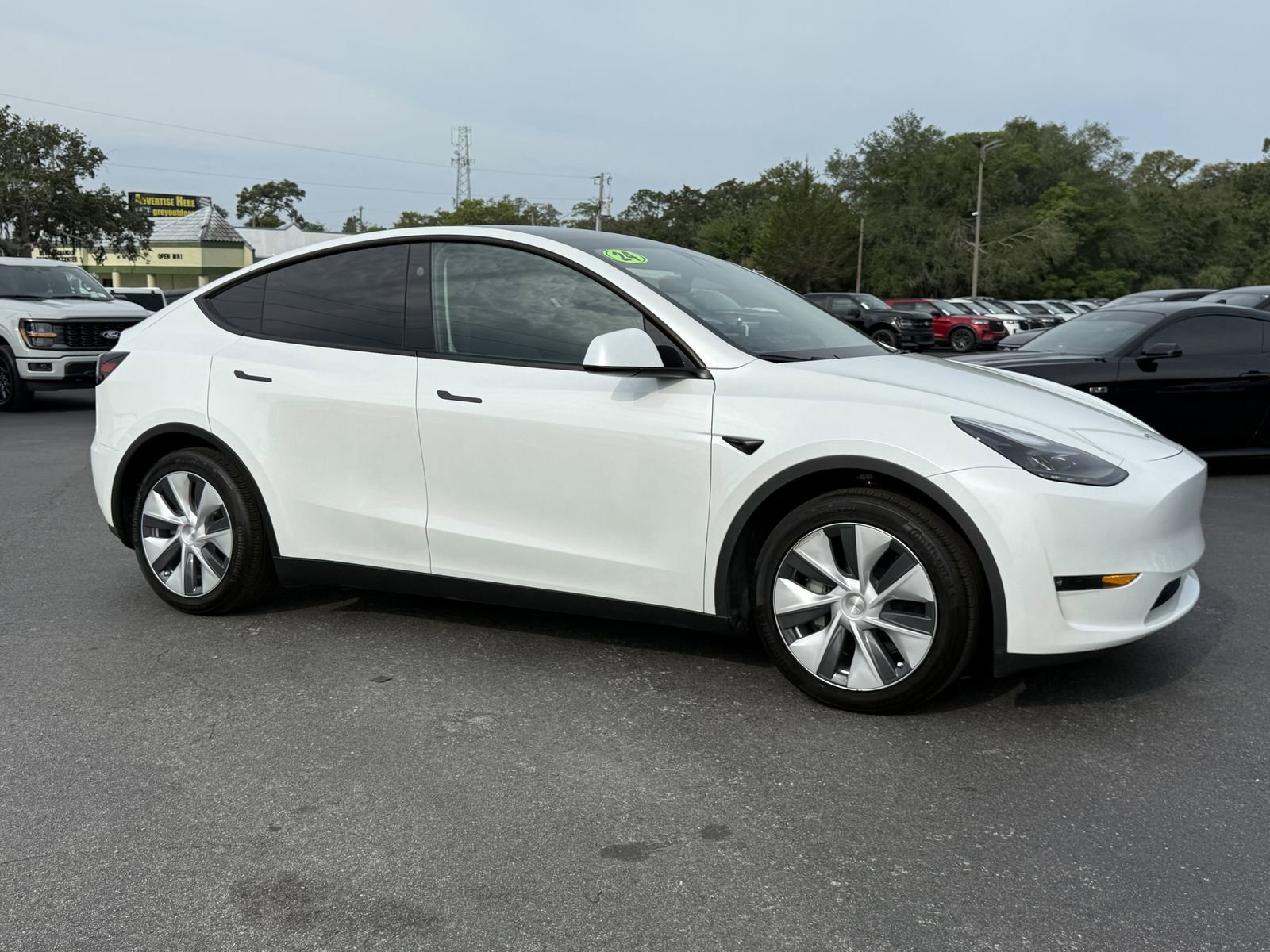 Used 2024 Tesla Model Y Long Range AWD/4WD image 2