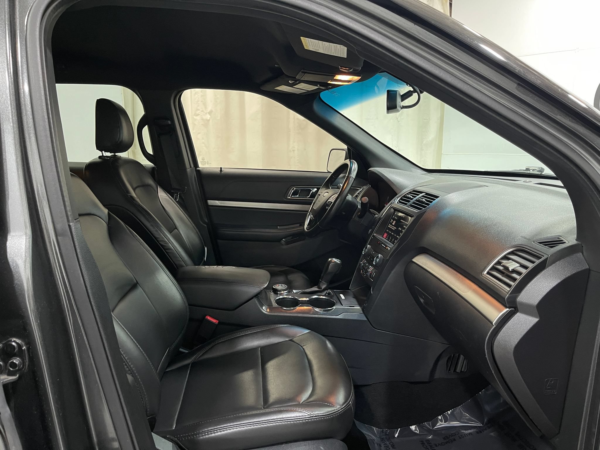 Used 2019 Ford Explorer XLT w/ Equipment Group 202A AWD/4WD image 33