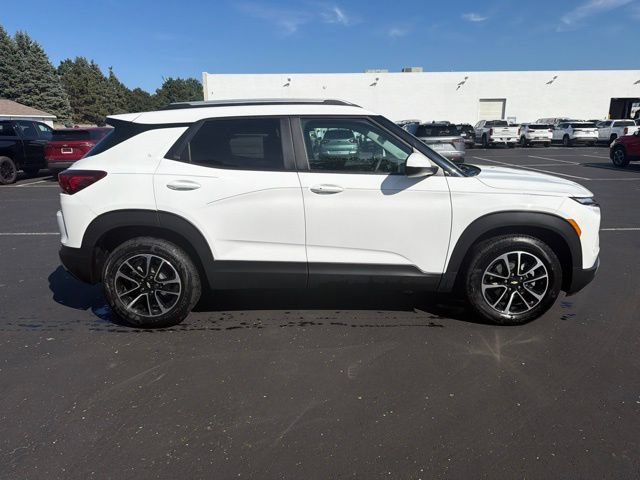 Used 2024 Chevrolet TrailBlazer LT w/ LPO, Blackout Package FWD image 5