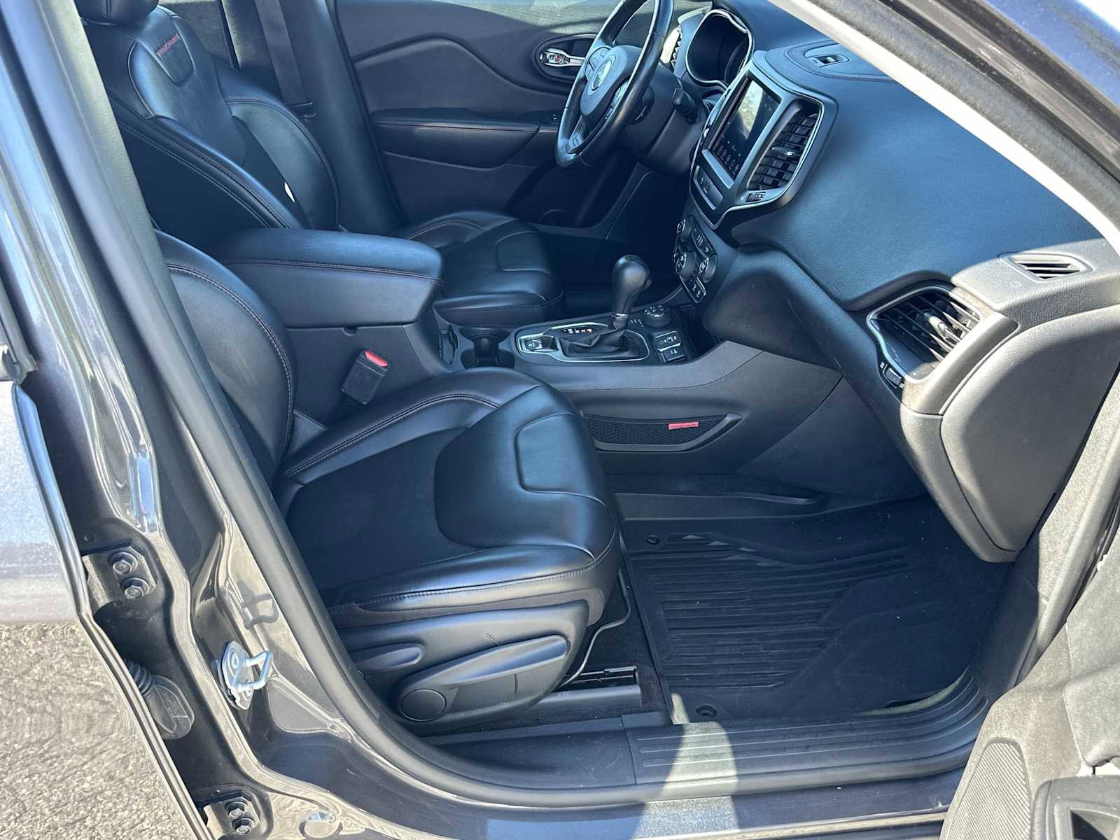 Used 2020 Jeep Cherokee Trailhawk image 13