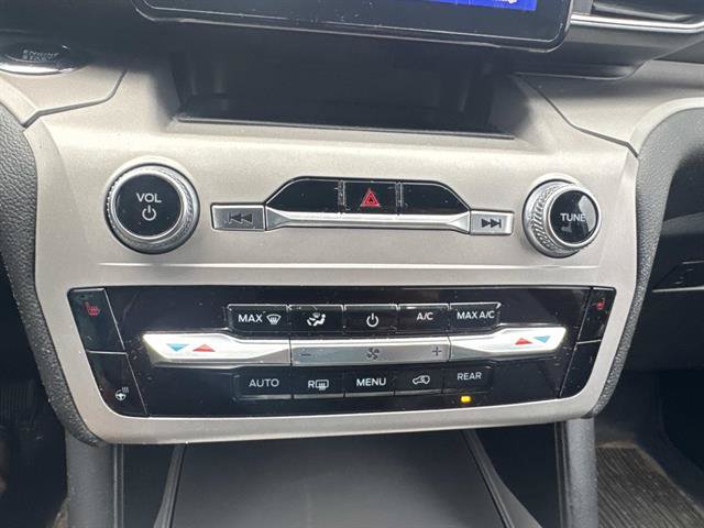 Used 2023 Ford Explorer XLT w/ Equipment Group 202A AWD/4WD image 18