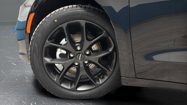 Used 2025 Chrysler Pacifica Limited image 30