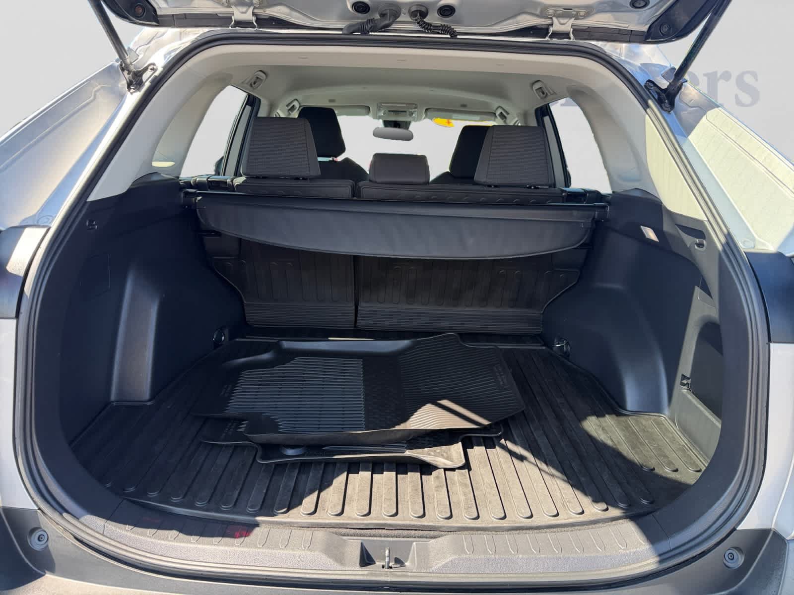 Used 2024 Toyota RAV4 LE AWD/4WD image 4