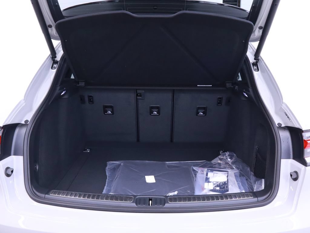Certified 2025 Porsche Macan AWD/4WD image 40