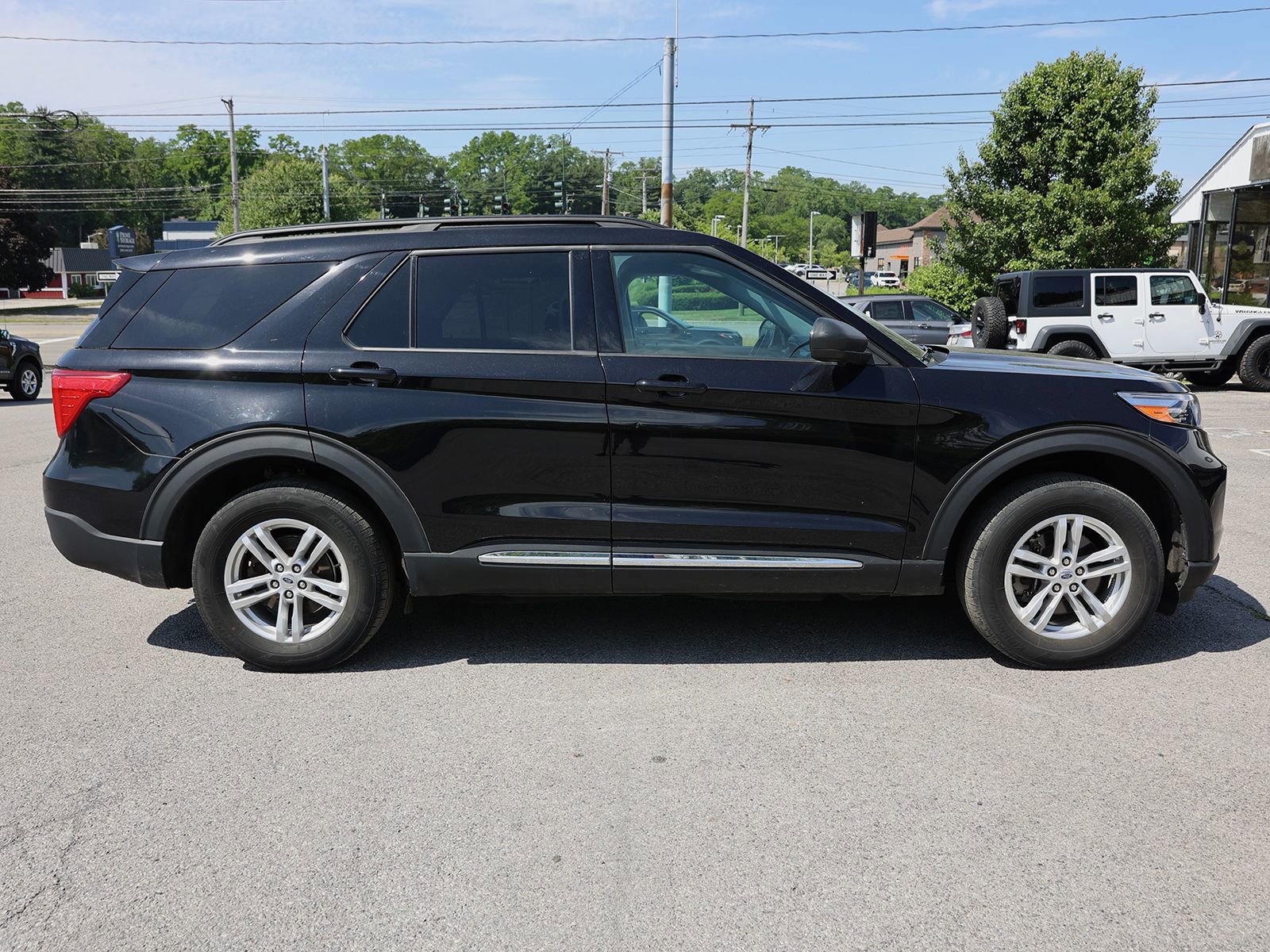 Used 2023 Ford Explorer XLT w/ Class IV Trailer Tow Package AWD/4WD image 8