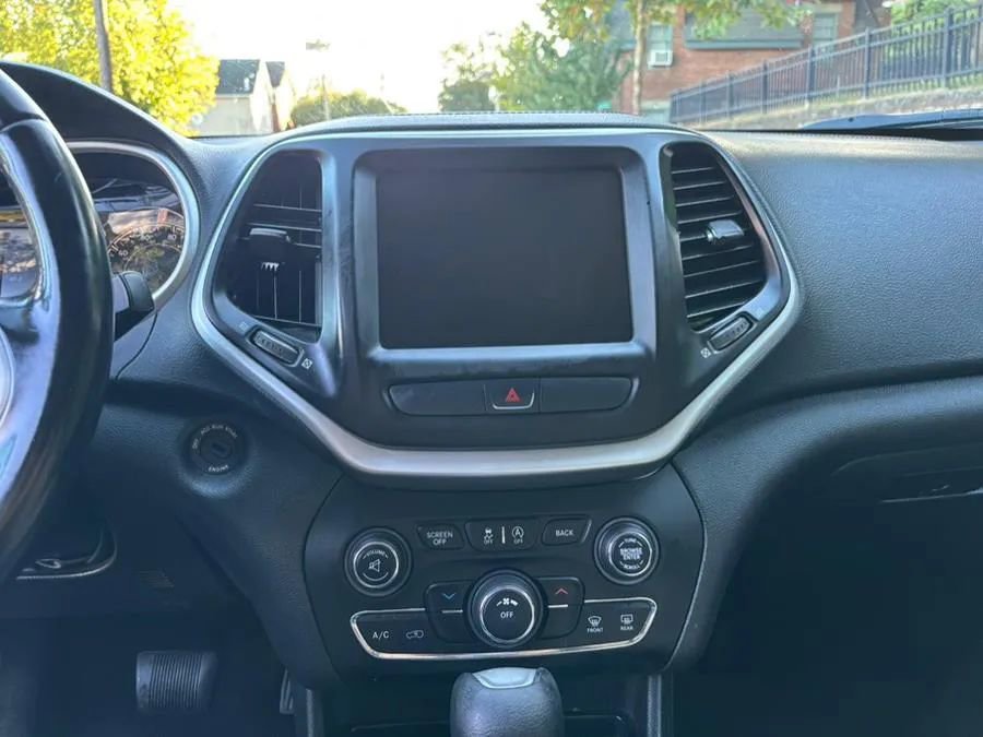 Used 2015 Jeep Cherokee Latitude image 16