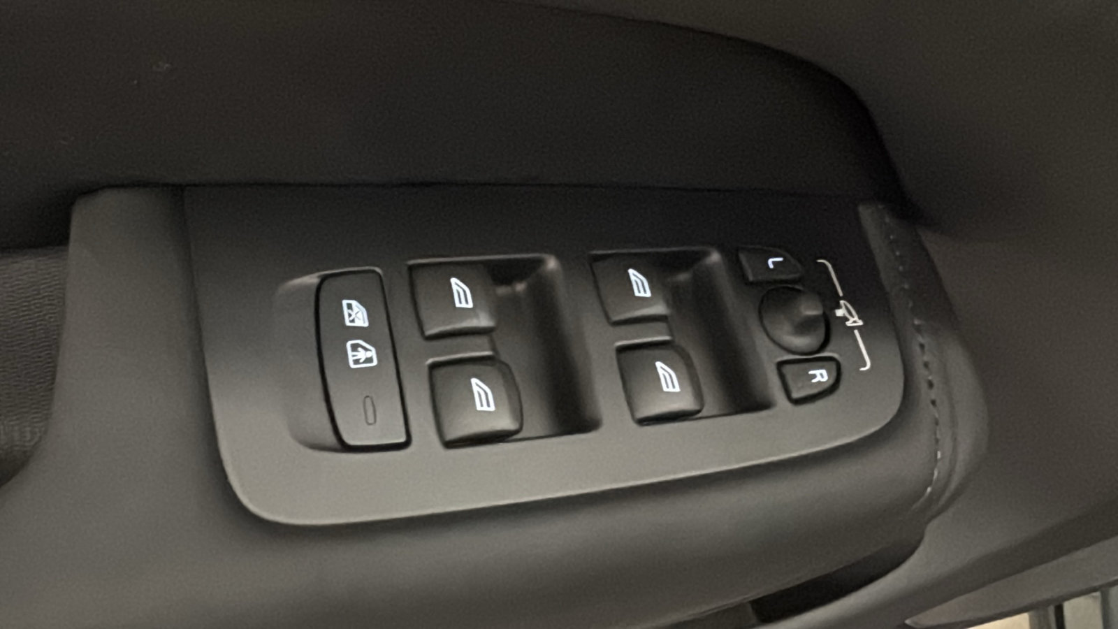 New 2027 Volvo XC60 T8 Plus AWD/4WD image 22