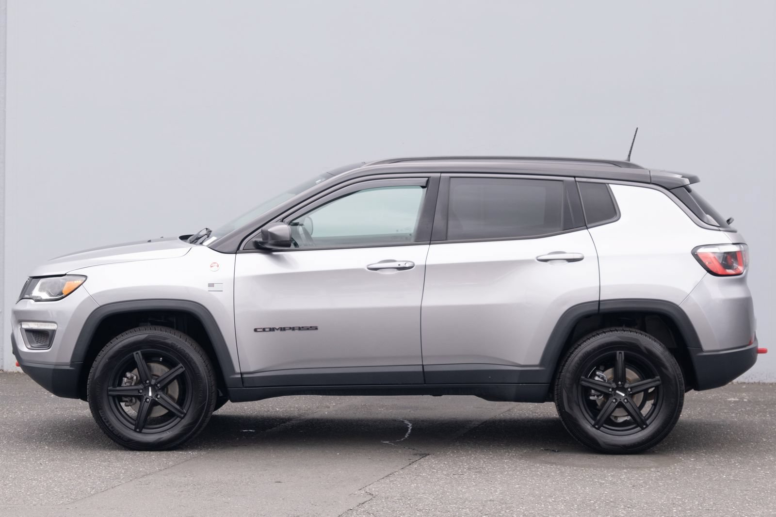 Used 2017 Jeep Compass Trailhawk w/ Leather Interior Group AWD/4WD image 28