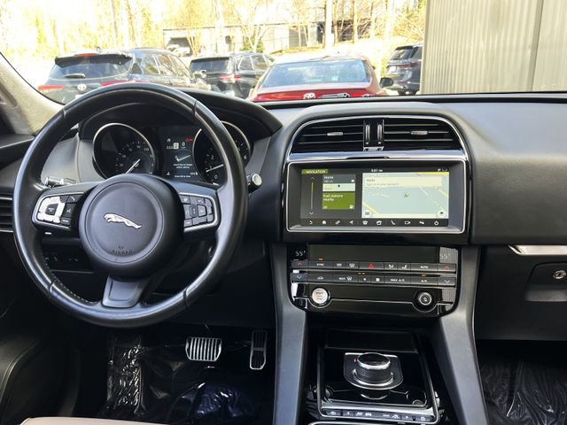 Used 2019 Jaguar F-PACE Premium image 19