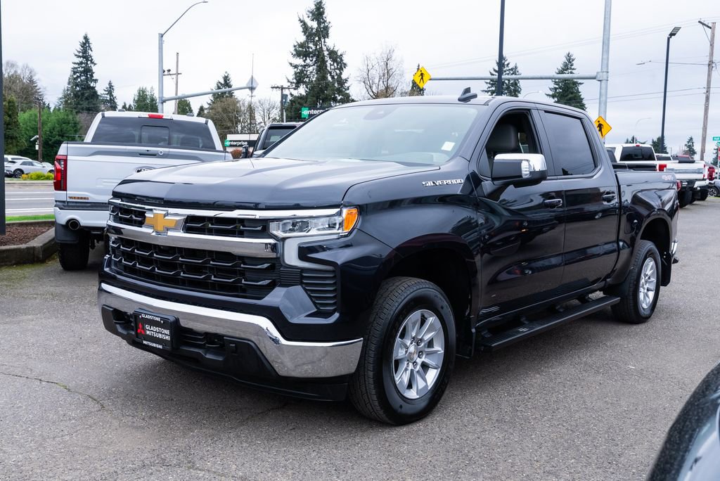 Used 2023 Chevrolet Silverado 1500 LT w/ Leather Package image 3