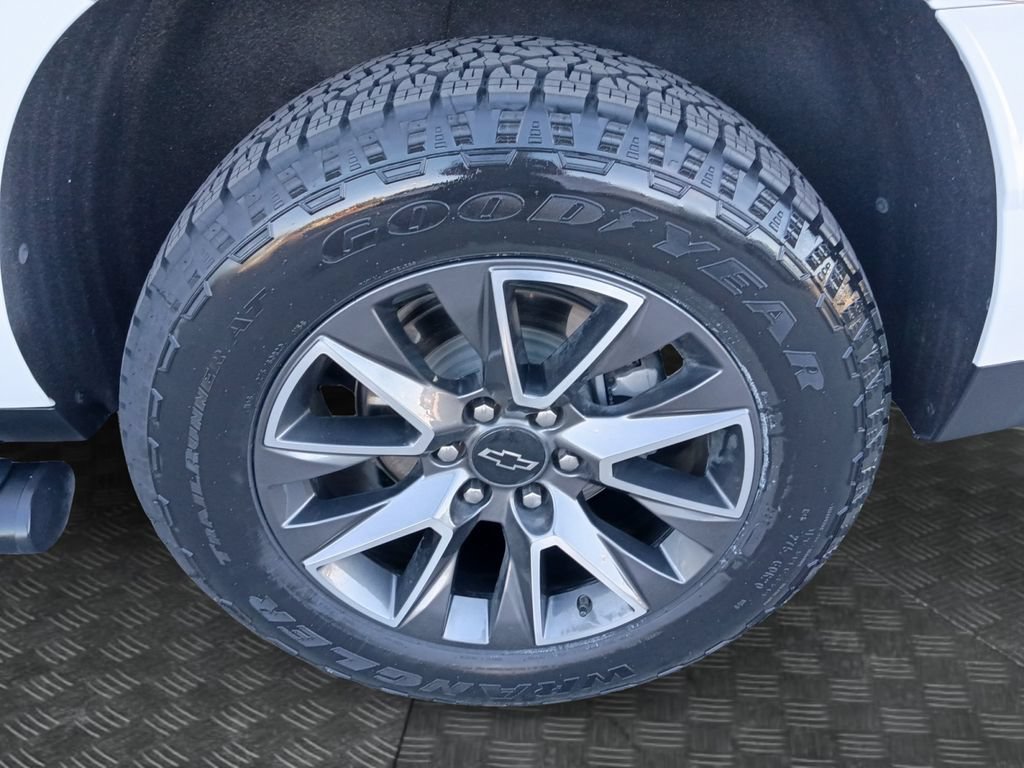 Used 2024 Chevrolet Suburban Z71 w/ Luxury Package AWD/4WD image 23