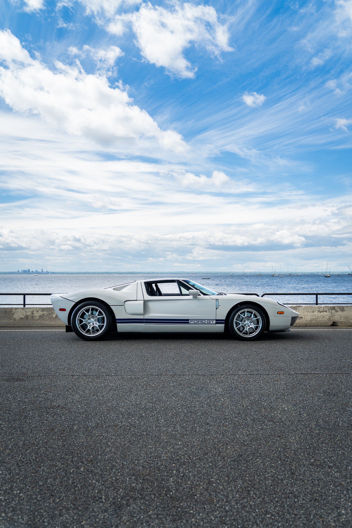 Used 2006 Ford GT RWD image 5